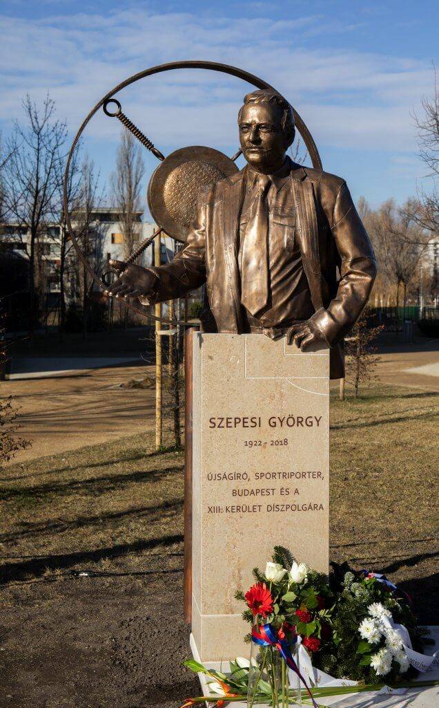 Angyalföldön kapott szobrot a száz éve született Szepesi György, a legendás sportriporter, az Aranycsapat „tizenkettedik tagja".